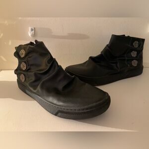 Blowfish Malibu Youth Girls Ankle Boots Size 2 Y, Black zip up boots.